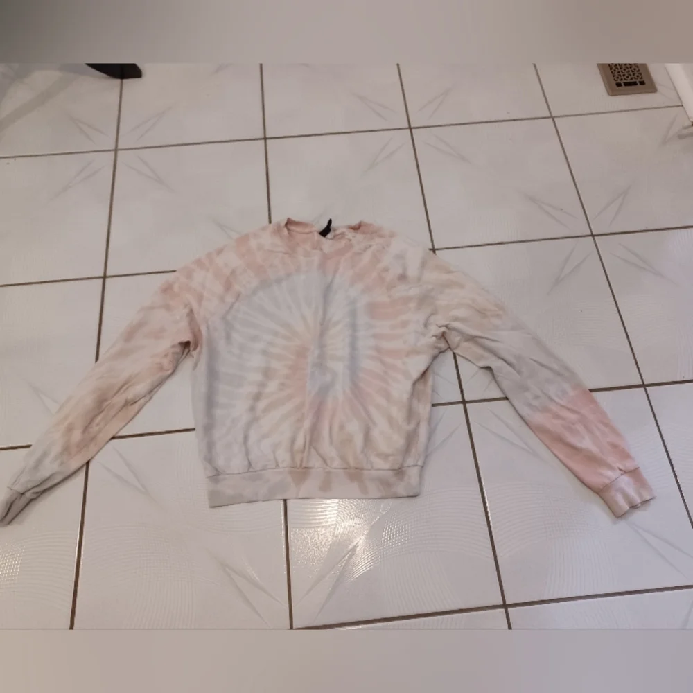 4/$60 Tie-Dye Lightweight Sweatshirt - Size Medium - Picture 5 of 8